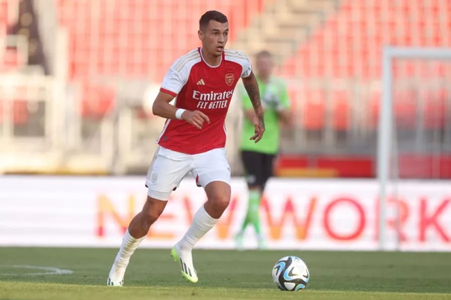 AC Milan are reportedly preparing to sign Arsenal center-back Jakub Kiwior  - Bóng Đá
