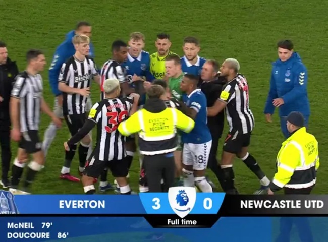 Everton và Newcastle xô xát - Bóng Đá