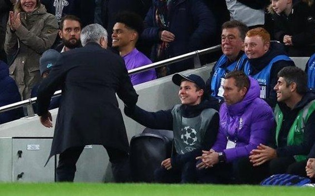 José Mourinho really relayed a message to Rui Patrício through the ballboy toward the end of 9-man Roma's draw - Bóng Đá