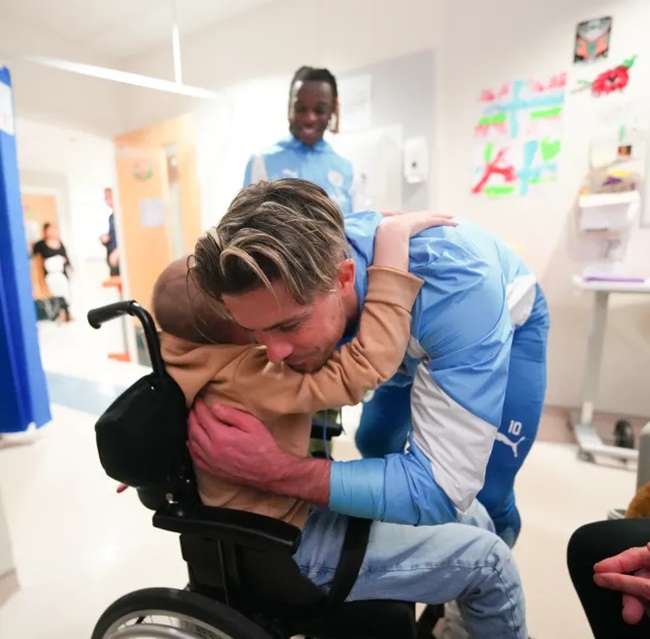 Jack Grealish makes young fans’ dreams come true as he joins Man City stars in children’s hospital visit - Bóng Đá