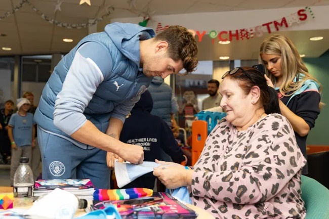 Jack Grealish makes young fans’ dreams come true as he joins Man City stars in children’s hospital visit - Bóng Đá