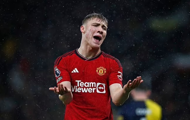 Manchester United wingers are out for THEMSELVES and 'never get their heads up' - Bóng Đá