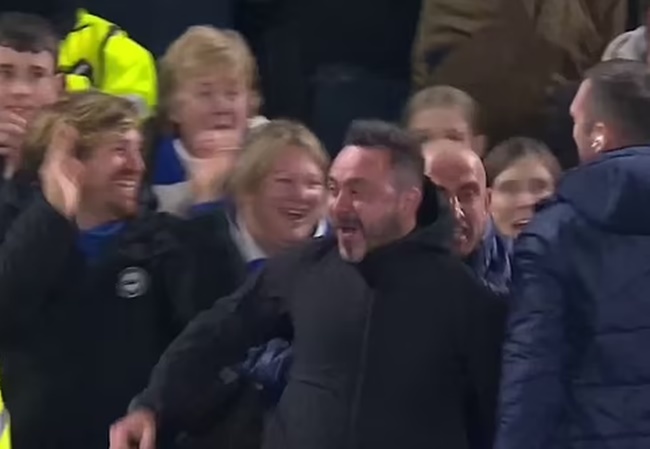 Roberto De Zerbi leaps into the crowd amid jubilant Brighton celebrations - Bóng Đá