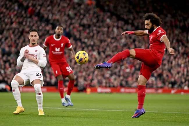 Trận đấu tại Anfield diễn ra căng thẳng.