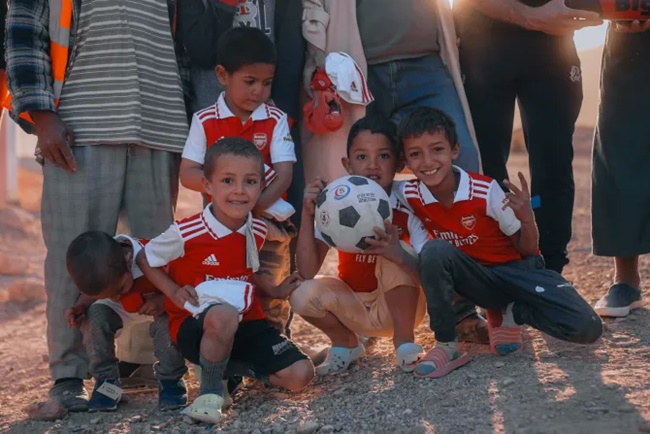 Bukayo Saka helps build a container village for hundreds of earthquake victims in Morocco - Bóng Đá