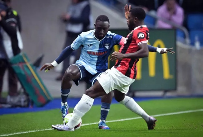 Nottingham Forest are reportedly eyeing a move for Arouna Sangante, a central defender from Le Havre - Bóng Đá