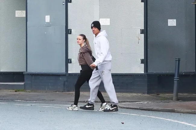 Mason Greenwood enjoys family Christmas at home after jetting into Manchester with partner Harriet Robson - Bóng Đá