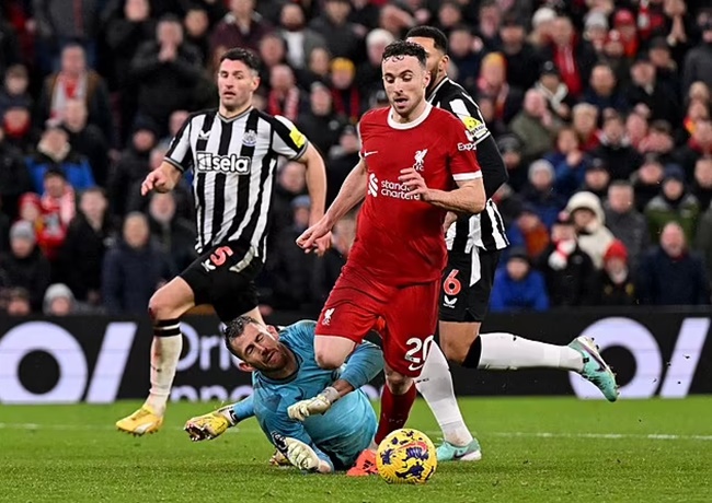 Gary Neville blasted Anthony Taylor's decision to award Liverpool their second penalty  - Bóng Đá