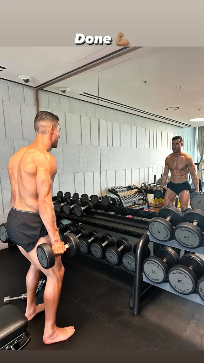 Cristiano Ronaldo, 38, shows off ripped abs - Bóng Đá