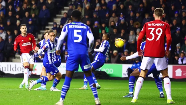 Dalot giúp Man Utd vượt vòng 3 FA Cup.