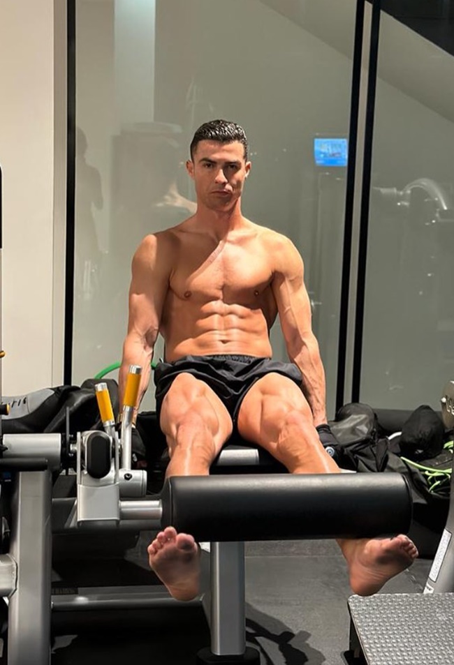 Cristiano Ronaldo, 38, shows off ripped abs - Bóng Đá