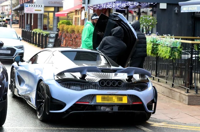 Marcus Rashford cops £60 parking ticket on McLaren - Bóng Đá