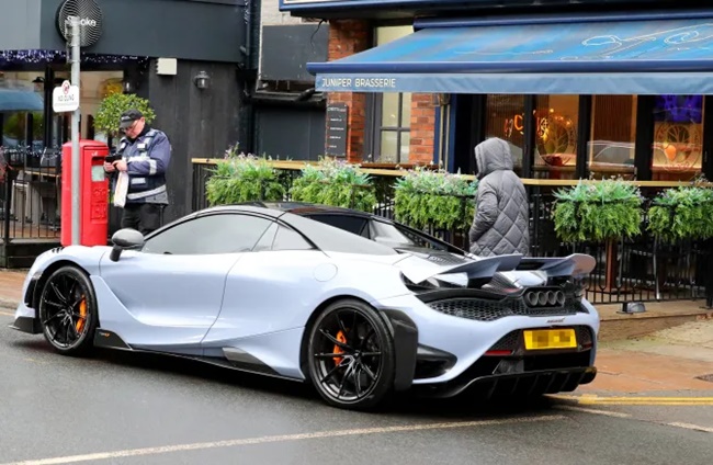 Marcus Rashford cops £60 parking ticket on McLaren - Bóng Đá