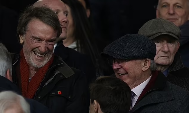 United's two Sirs! Alex Ferguson and Jim Ratcliffe are all smiles at Old Trafford  - Bóng Đá