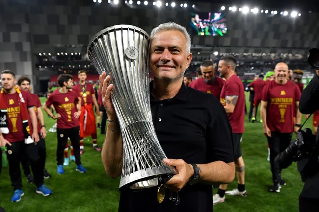Jose Mourinho leaves Roma training ground as he is sacked after fan fury - Bóng Đá