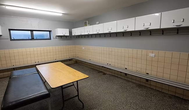 Inside Newport County: Man United face a tiny dressing room of beige tiles - Bóng Đá