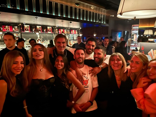 Lionel Messi and wife Antonela hang out with former Barcelona team-mates and glamorous Hollywood legend - Bóng Đá