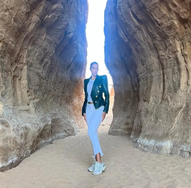 Georgina Rodriguez puts on busty display in desert photoshoot - Bóng Đá