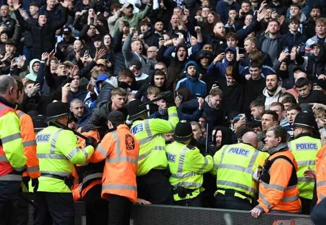 West Brom-Wolves FA Cup clash suspended after crowd trouble - Bóng Đá