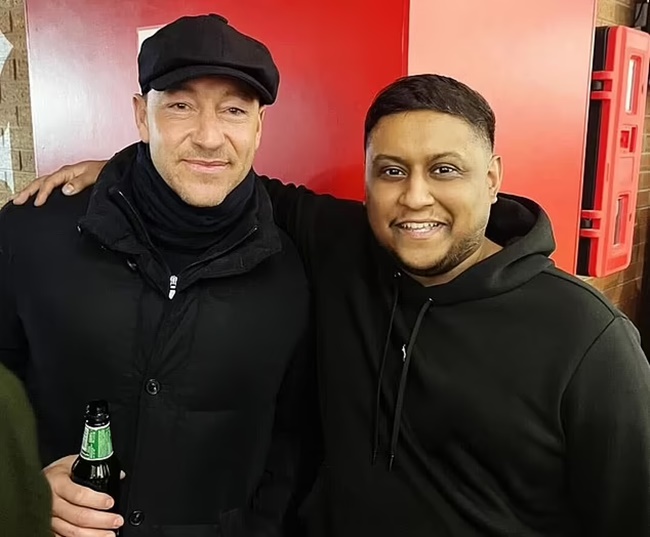 Chelsea legend John Terry spotted in the away end at Anfield - Bóng Đá