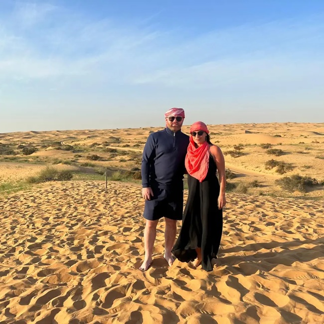 Wayne and Coleen Rooney seen wearing head scarfs as they ride camels in Dubai desert - Bóng Đá