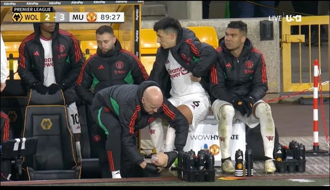 Fears for Lisandro Martinez as Man Utd ace spotted having foot bandaged just two games after making injury return - Bóng Đá