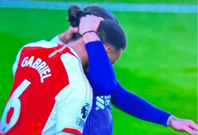 Gabriel and Liverpool star's reaction spoke volumes after Darwin Nunez blazed shot over - Bóng Đá