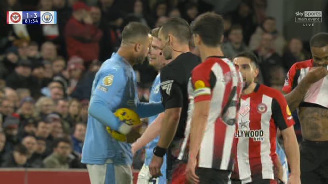 Kyle Walker calmed down by Pep Guardiola as he reacts angrily to something Neal Maupay said to him - Bóng Đá