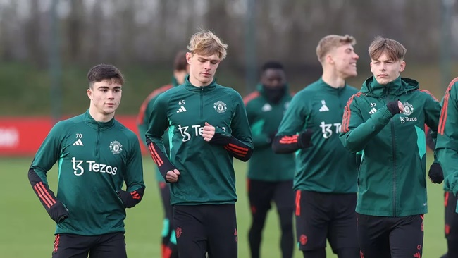 16-year-old defender Harry Amass has been spotted training with Manchester United's first-team - Bóng Đá