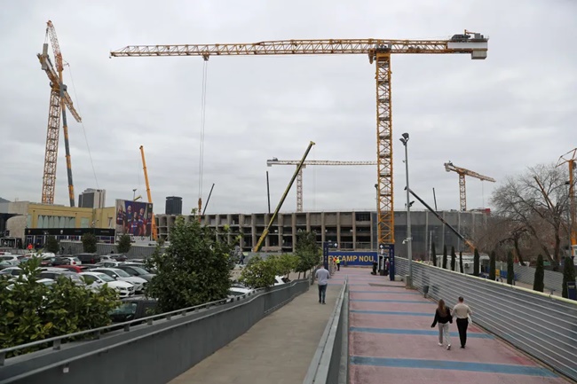 Iconic stadium looks unrecognisable with army of cranes at work and dozens of builders amid concerns over progress - Bóng Đá