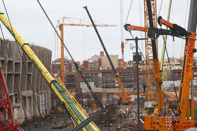 Iconic stadium looks unrecognisable with army of cranes at work and dozens of builders amid concerns over progress - Bóng Đá