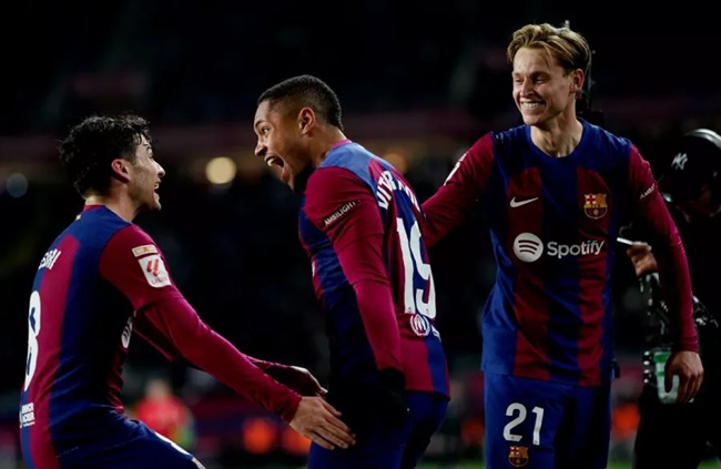 Chelsea are reportedly ready to try a summer transfer window move for Barcelona midfielder Frenkie de Jong - Bóng Đá