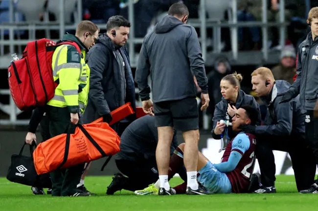 Arsenal clash vs Burnley delayed after horror injury as Aaron Ramsey is given oxygen on the field - Bóng Đá