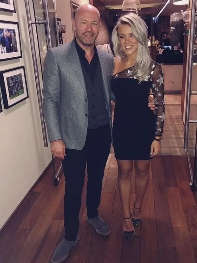 Alan Shearer’s glam daughter Hollie flashes bra in see-through lace top - Bóng Đá