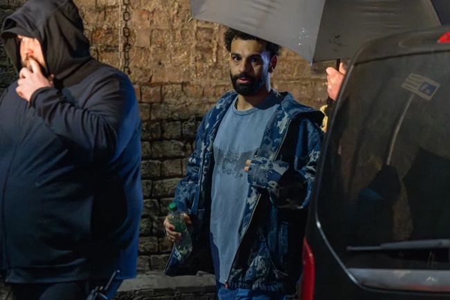 Mo Salah tries new career as actor as he films an advert outside a trendy bar in Manchester - Bóng Đá