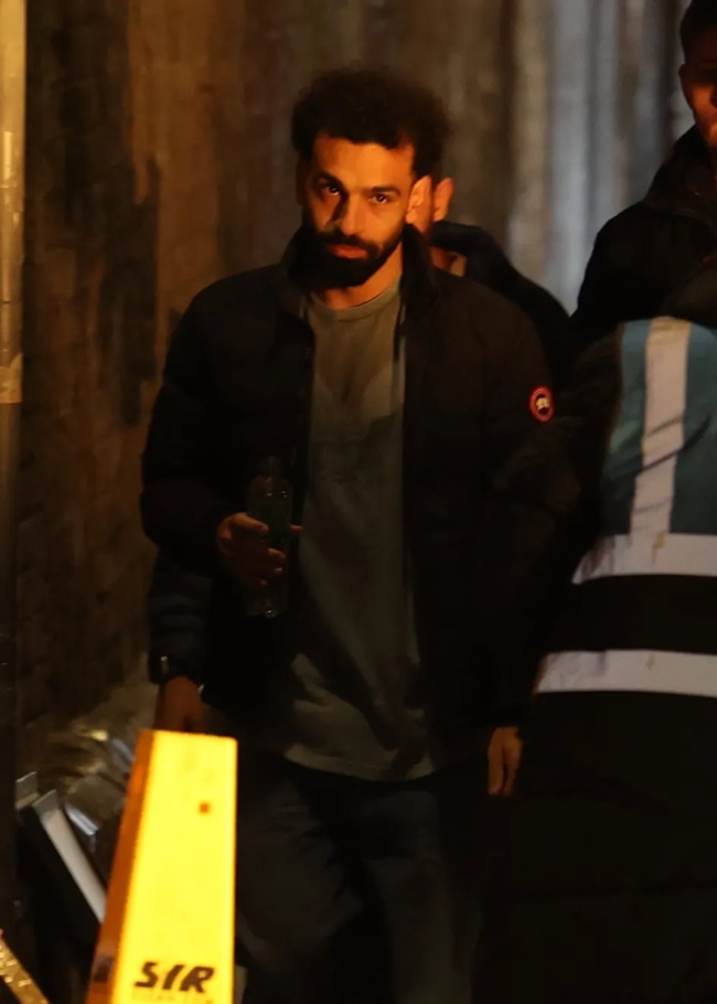 Mo Salah tries new career as actor as he films an advert outside a trendy bar in Manchester - Bóng Đá