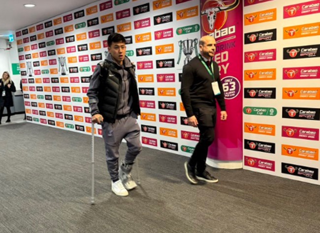 Wataru Endo rời trận chung kết Carabao Cup bằng nạng vì chấn thương mới - Bóng Đá