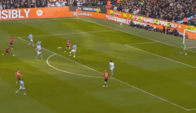 Rashford nã rocket ngoài vòng cấm.