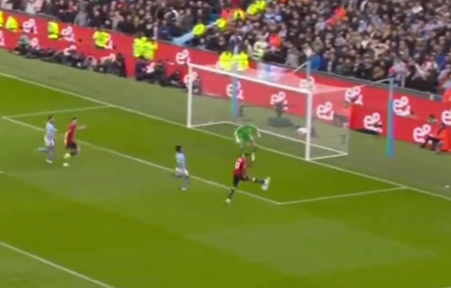 Rashford sút hụt.