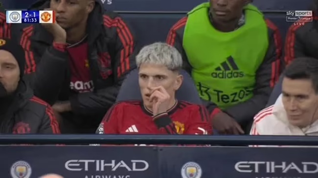 Fans spot the moment that Manchester United star Alejandro Garnacho appeared to pick his nose and eat it - Bóng Đá