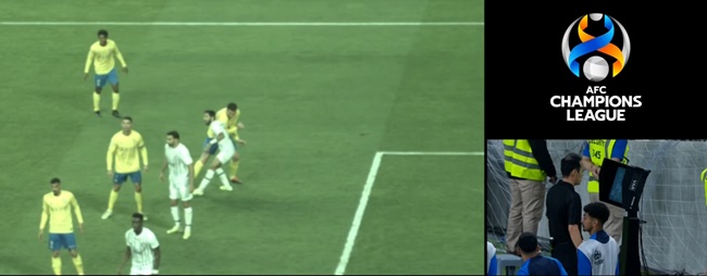 Laporte thúc cùi chỏ vào lưng Mohammad.