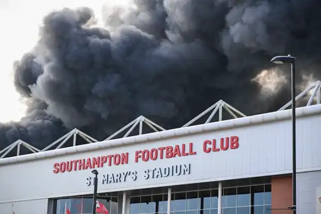 Sân vận động St Mary's chìm trong khói lửa - Bóng Đá