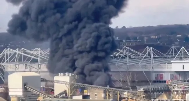Sân vận động St Mary's chìm trong khói lửa - Bóng Đá