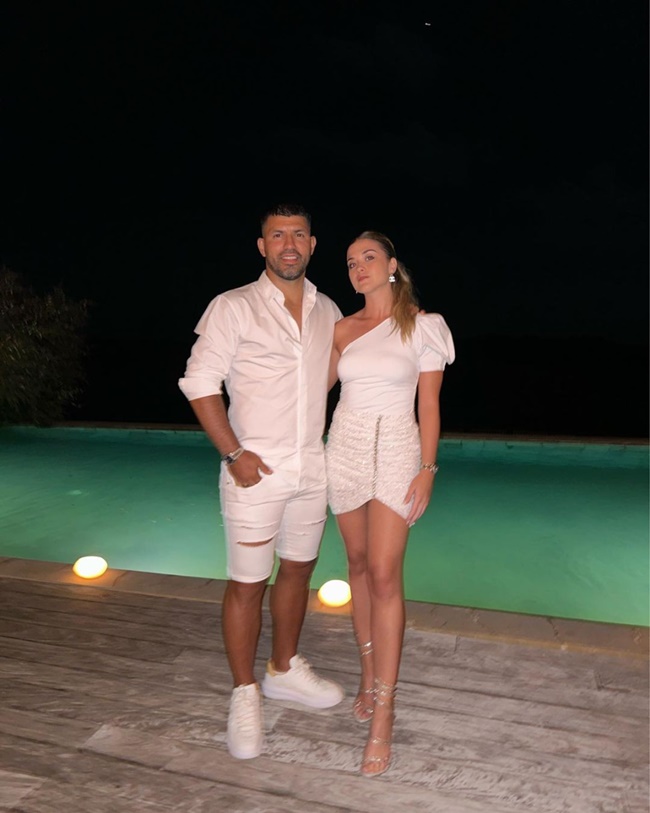 Sergio Aguero reveals he’s expecting child with stunning model girlfriend - Bóng Đá