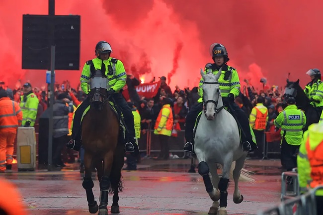 Police ramp up security outside Anfield in bid to stop another bus attack - Bóng Đá