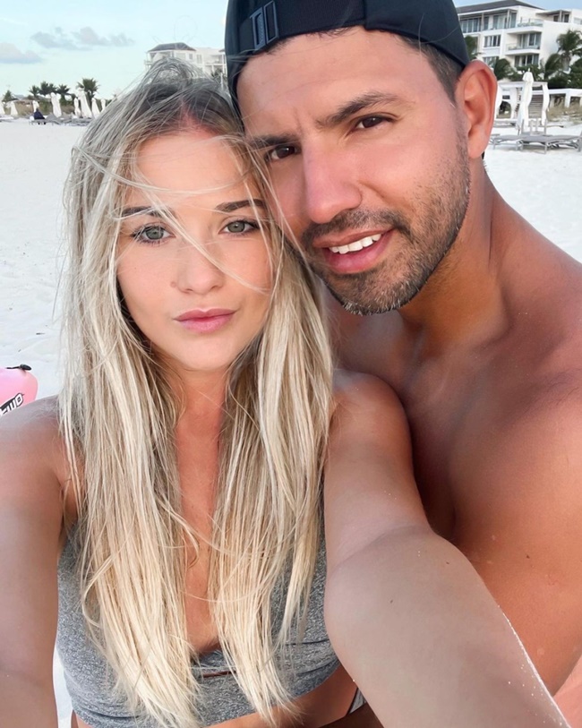 Sergio Aguero reveals he’s expecting child with stunning model girlfriend - Bóng Đá