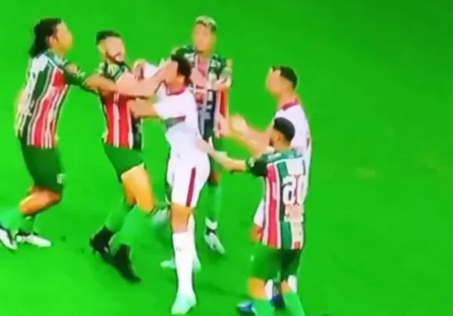 Footballers sent off after one player ‘rides the other like a horse’ before on-pitch bust-up - Bóng Đá