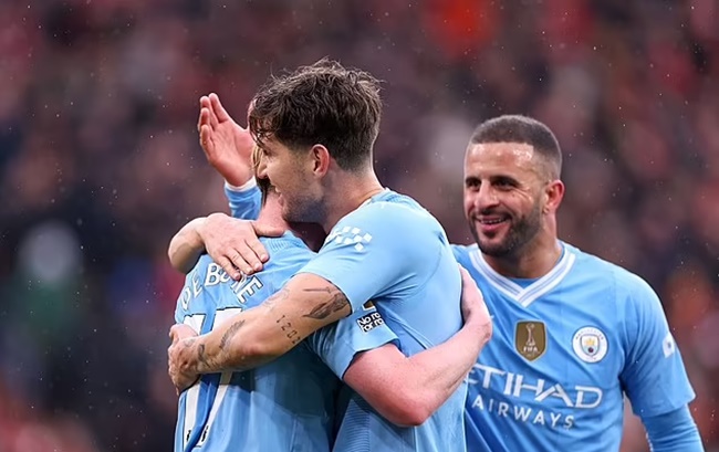 De Bruyne kiến tạo đẹp mắt cho Stones.