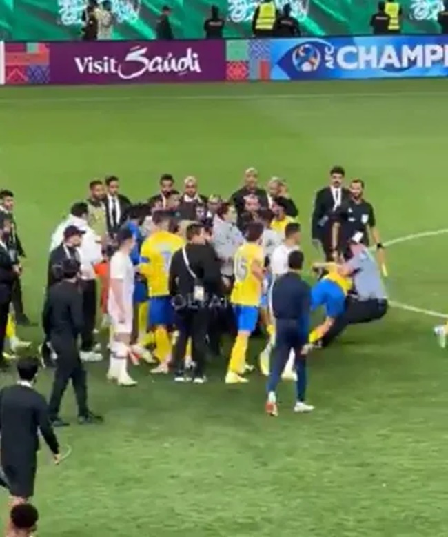 Cristiano Ronaldo caught up in huge bust-up following Al-Nassr defeat after Mane grabs rival’s THROAT - Bóng Đá