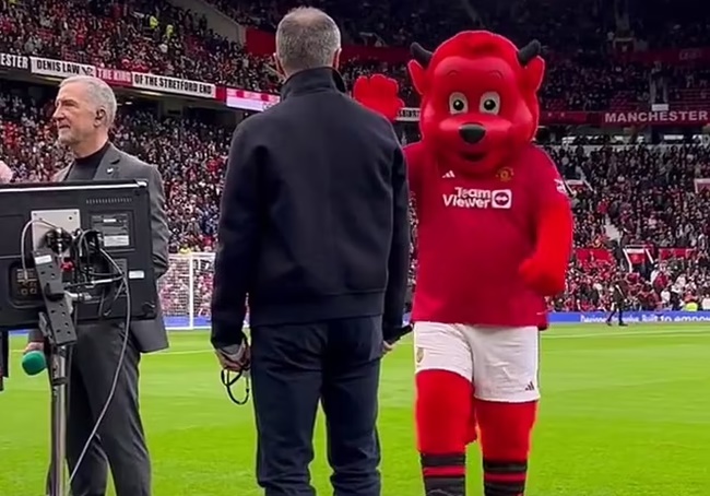 Roy Keane brutally snubs high-five from Man United mascot  - Bóng Đá